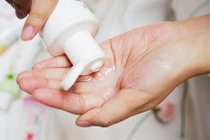 Dung dịch vệ sinh phụ nữ thảo dược có an toàn?