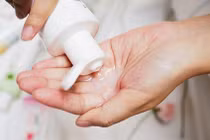 Dung dịch vệ sinh phụ nữ thảo dược có an toàn?