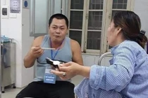 Đi chăm vợ ốm, anh chồng hiến máu cho người lạ, được khen hết lời