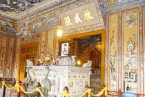 Ai dùng chân vẽ bức họa nổi tiếng ở lăng Khải Định?