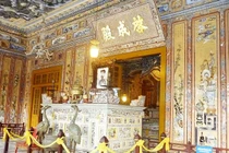 Ai dùng chân vẽ bức họa nổi tiếng ở lăng Khải Định?