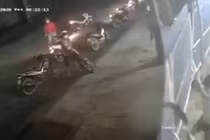 Video: Băng nhóm côn đồ vác dao kiếm xông vào quán nhậu chém người