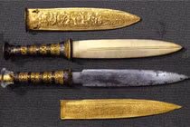 Bật nắp quan tài, phát hiện con dao găm thần bí của Pharaoh Ai Cập