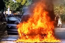 Xế hộp biển VIP 5678 cháy trơ khung trên đường mòn Hồ Chí Minh