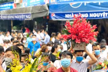 Giữa dịch COVID-19 “biển người” chen nhau đi lễ Phủ Tây Hồ đầu tháng cô hồn