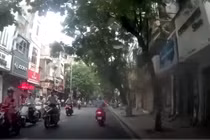 Video: Chặn đầu ô tô, người đàn ông dừng xe châm thuốc hút giữa đường