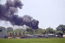 Cột khói đen kịt từ khu chứa xăng dầu sân bay ở Ninh Thuận