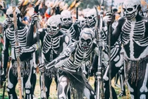 Rùng mình bước vào bộ tộc kỳ lạ với những “bộ xương” di động