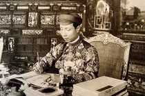 Ông vua xúi vợ xin tiền bố mẹ để đánh bạc, bị gọi “bất lực"