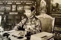 Ông vua xúi vợ xin tiền bố mẹ để đánh bạc, bị gọi “bất lực"