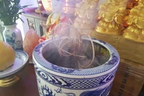 Cuối năm thấy bát hương có dấu hiệu này, gia chủ phải thay ngay