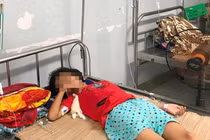 Bé gái uống nhầm axit: Hỏi trách nhiệm người bán nước?