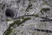 Bí ẩn hang động băng giá lớn nhất thế giới