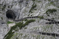 Bí ẩn hang động băng giá lớn nhất thế giới