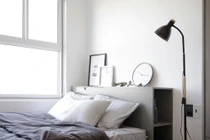 Căn hộ tối giản có điểm nhấn là những bức tường kính