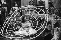 Giật thót trang phục phụ nữ Châu Âu mê đắm nhưng nguy hiểm khó lường