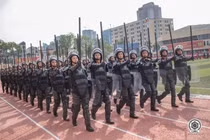 Xem Cảnh sát cơ động trèo tường, đu dây diễn tập chống khủng bố