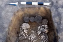 Nghĩa địa cổ bí ẩn với những cặp hài cốt tay trong tay