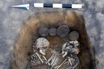 Nghĩa địa cổ bí ẩn với những cặp hài cốt tay trong tay