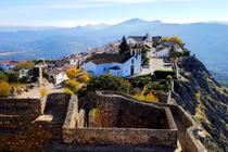 Độc đáo ngôi làng đặc biệt nhất TG có hình dáng tổ đại bàng