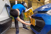 Ngày đầu thực hiện đổi biển số màu vàng cho xe kinh doanh