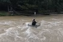 Video: Nhà sư Thái sử dụng zipline gửi thức ăn cho người dân bị lũ