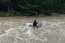 Video: Nhà sư Thái sử dụng zipline gửi thức ăn cho người dân bị lũ