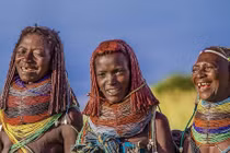 Kỳ lạ bộ lạc chế tạo vòng cổ, búi tóc từ chất thải của bò 