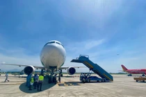 Sân bay Nội Bài: Lái xe chạy qua đuôi máy bay đang lùi 
