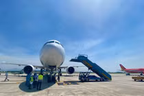 Sân bay Nội Bài: Lái xe chạy qua đuôi máy bay đang lùi 