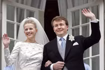 Các hoàng tử phá vỡ quy tắc hoàng gia, từ bỏ ngôi báu 