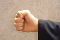 Dấu hiệu bệnh khi nắm chặt bàn tay trong 30 giây rồi mở ra 