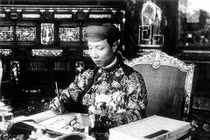 Công chức Huế mặc áo dài: Nhìn lại trang phục cung đình triều Nguyễn