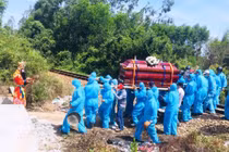 Xúc động hình ảnh hàng chục người mặc đồ bảo hộ đưa tang ở Quảng Nam