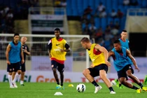 Pháo thủ Arsenal “khoe” tuyệt kỹ trên sân Mỹ Đình 