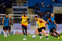 Pháo thủ Arsenal “khoe” tuyệt kỹ trên sân Mỹ Đình 