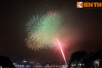 Xem pháo hoa thắp sáng lung linh bầu trời Hà Nội, Sài Gòn