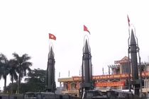 Oai phong dàn tên lửa Scud Việt Nam chĩa lên trời