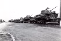 Ngoạn mục cảnh xe tăng T-55 “nhảy tàu” 