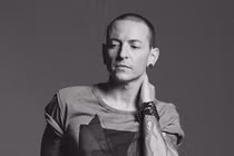 Tin “sốc“: Giọng ca chính Linkin Park treo cổ tự tử 