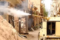 Ngẩn tò te trước xe chiến đấu bộ binh của IS ở Syria