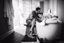 Xúc động hình ảnh những ông chồng cùng vợ 'vượt cạn'