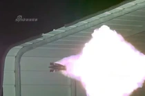 Khoảnh khắc siêu pháo điện từ Mỹ "xuyên ngọt" mục tiêu