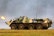 Kinh dị: Xe thiết giáp BTR-80 Nga bị bắn bay tháp pháo