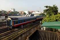 Tàu hỏa tuyến Lào Cai-HN lại bị trật bánh tại ga Yên Viên