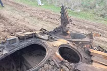 Húc cột điện cao thế, xe tăng T-72 Nga “nát như tương”