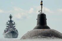 Đồ sộ chiến hạm hạt nhân Nga tiến vào sông Neva