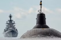 Đồ sộ chiến hạm hạt nhân Nga tiến vào sông Neva