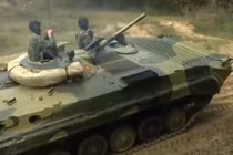 Mục kích trung đoàn bộ binh cơ giới Việt Nam tác chiến