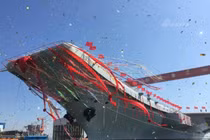 Ảnh nóng: Trung Quốc hạ thủy tàu sân bay Type 001A